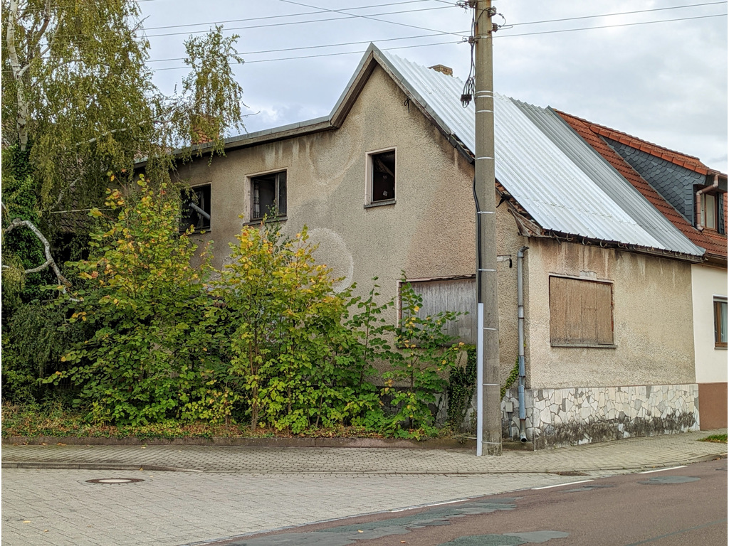 Ehemaliges Wohnhaus mit innenliegender Garage im Schwarzerdegebiet der Magdeburger Börde